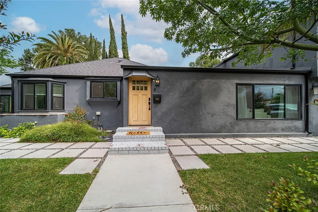 2925 W Oak