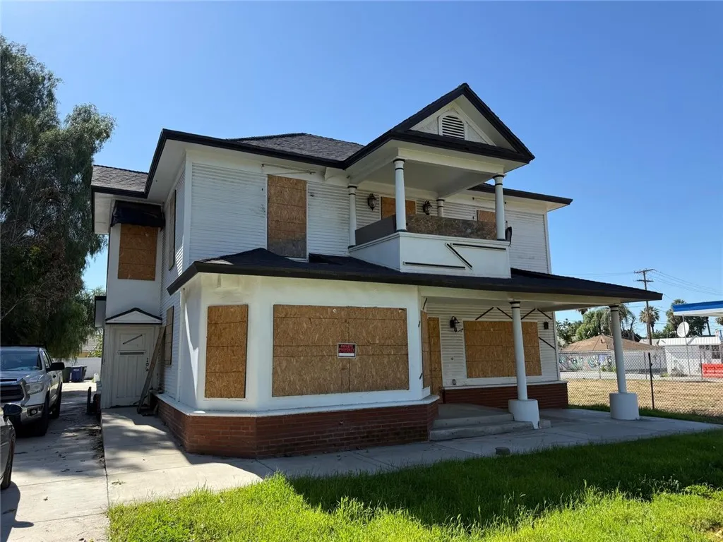 2586 University Avenue