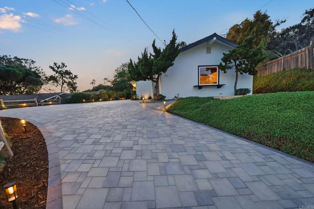https://cdn.realtyfeed.com/cdn/127/306651389/90f53dde911fadcaa2f185f223ed23b8.webp
