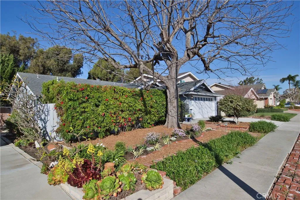 16711 Greenview Lane, Huntington Beach, CA 92649 - Photo 5 of 59, Huntington Beach, CA