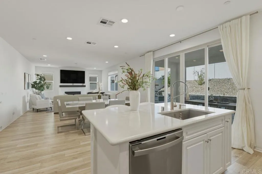 https://cdn.realtyfeed.com/cdn/127/306651549/9964bd6f33732e96738cf90eddf1b25d.webp