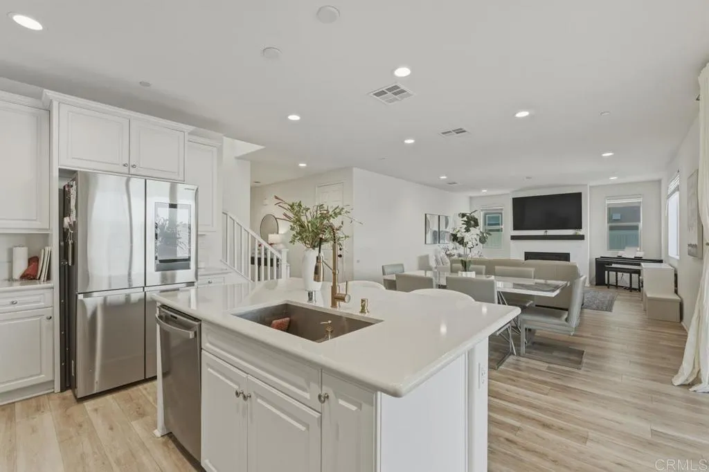 https://cdn.realtyfeed.com/cdn/127/306651549/a229d9f21de01790c30932156ea38c06.webp