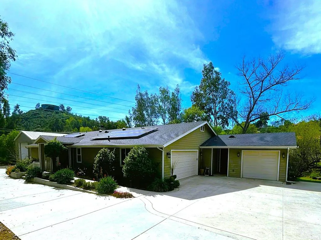 2400 Kauana Loa Dr, Escondido, CA 92029 - Main photo, Escondido, CA