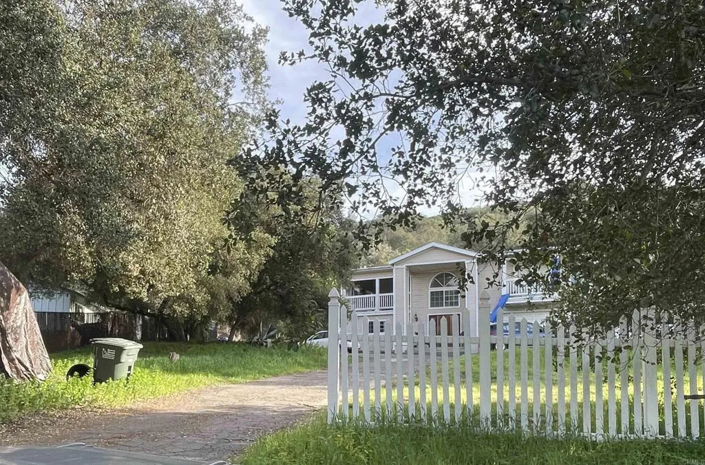 https://cdn.realtyfeed.com/cdn/127/306652002/8f4c6c90e29a9f9e6487614c8a94eead.webp