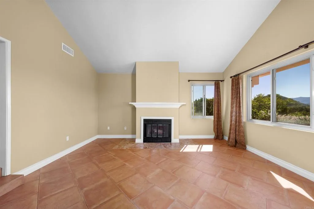 https://cdn.realtyfeed.com/cdn/127/306652146/e0f8f09692a0c25833c601de4f018940.webp