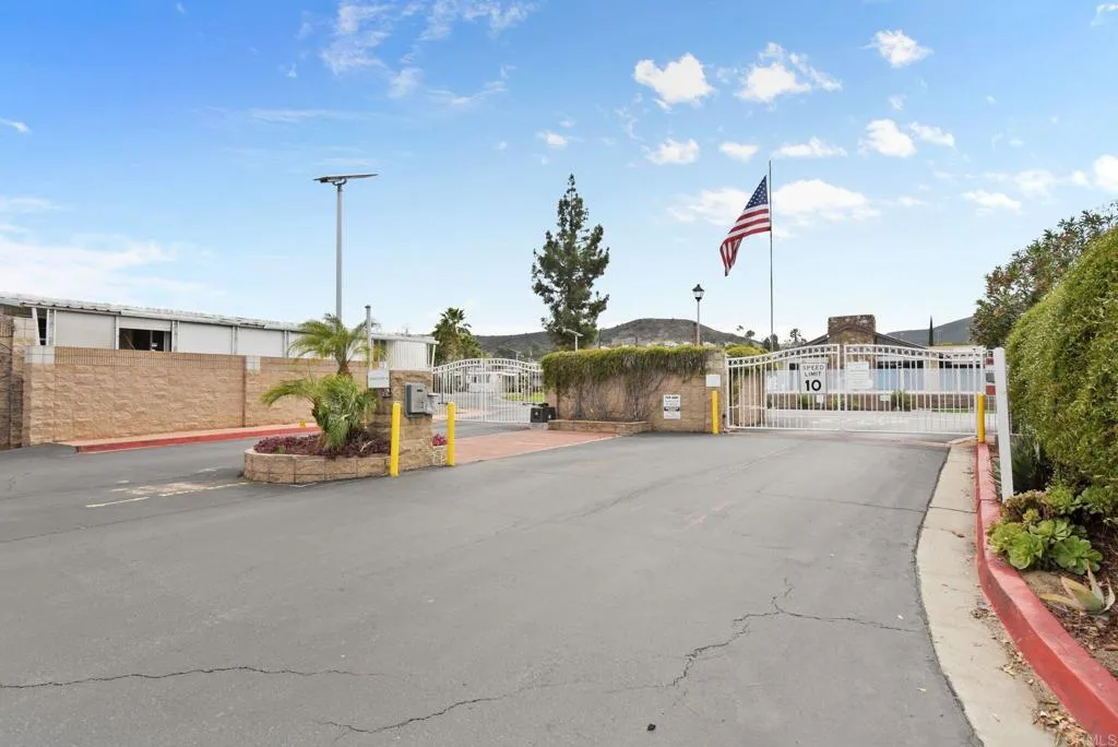 https://cdn.realtyfeed.com/cdn/127/306652388/f90b247c7320464425f735d8431a3db8.webp