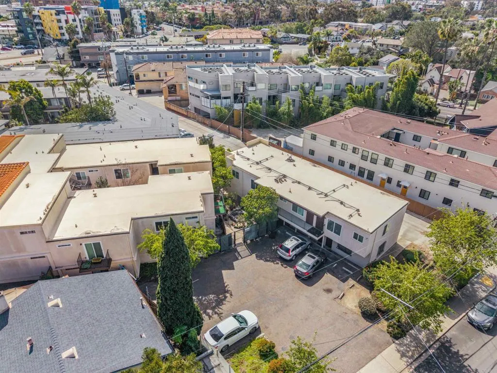 Browse active condo listings in UNIVERSITY HEIGHTS