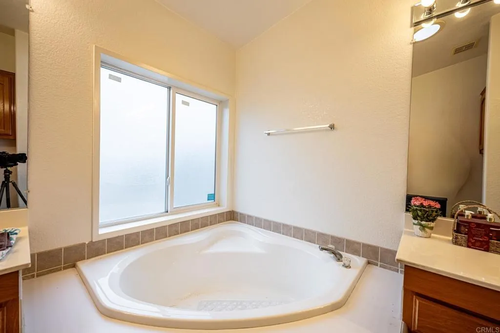 https://cdn.realtyfeed.com/cdn/127/306652817/2c99b33e18d3f2734ce011a01fd811d6.webp