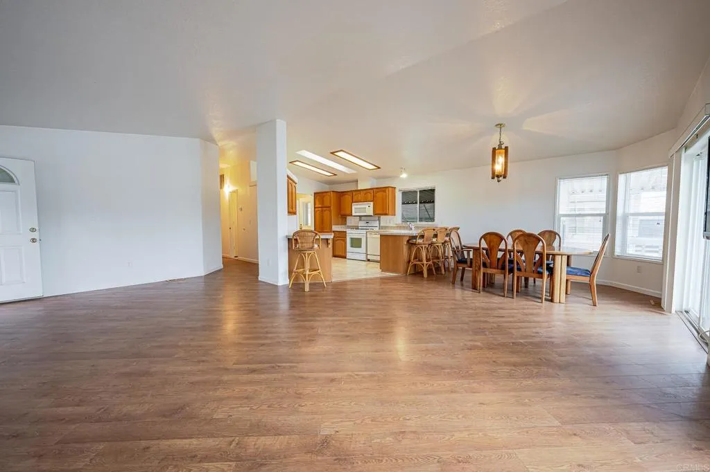 https://cdn.realtyfeed.com/cdn/127/306652817/9b15b61e3e30d91b8e0360463a8fdd83.webp