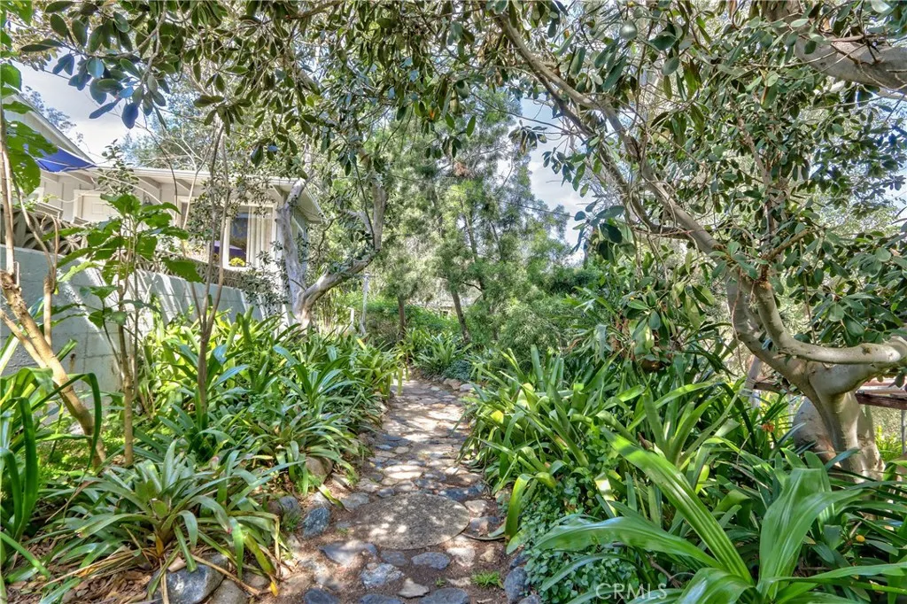 https://cdn.realtyfeed.com/cdn/127/306653152/f23e8bc5d8558933b89c84dceff7bf47.webp