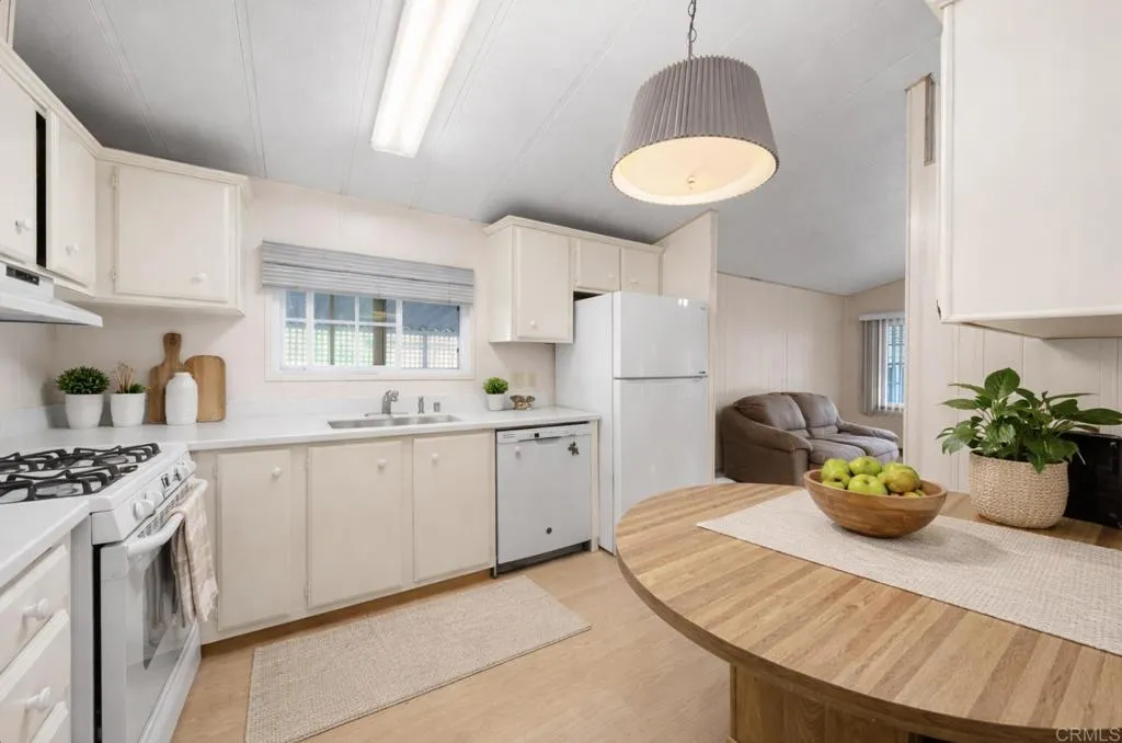 https://cdn.realtyfeed.com/cdn/127/306653716/7fc1748145c4d8683d48d13a7411133e.webp