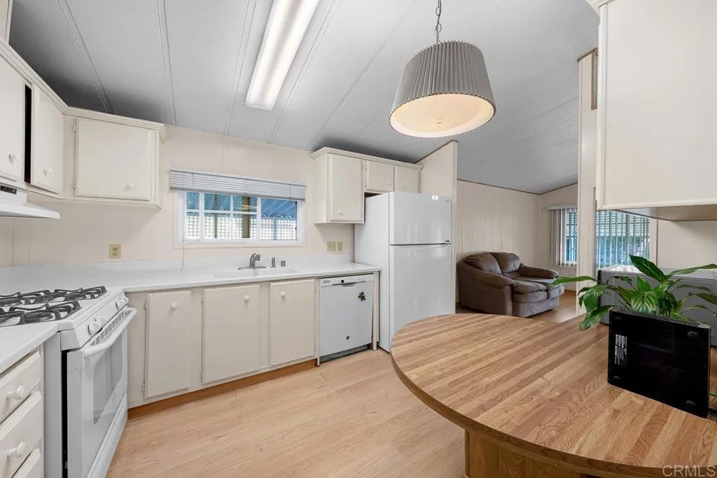 https://cdn.realtyfeed.com/cdn/127/306653716/97c6073ff2692aa8e53059878d5cb837.webp