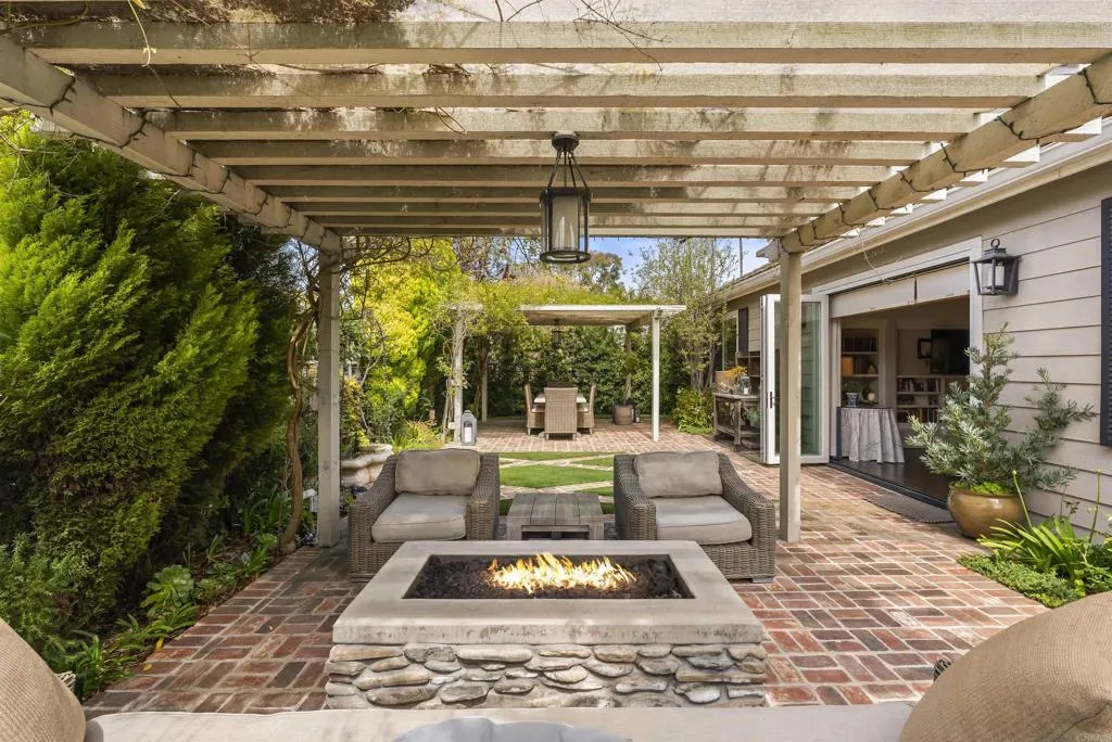 https://cdn.realtyfeed.com/cdn/127/306653784/ba4b534835dbfdf3c40a438adba3d2a8.webp
