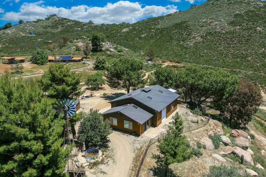 https://cdn.realtyfeed.com/cdn/127/306653989/085e2c1e639b4bc16cfcab7361e6a726.webp