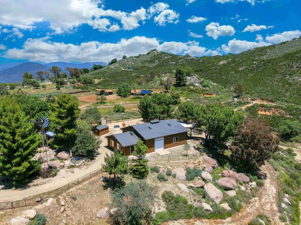 https://cdn.realtyfeed.com/cdn/127/306653989/68b6a5bd96f59f807108053997f9efe7.webp