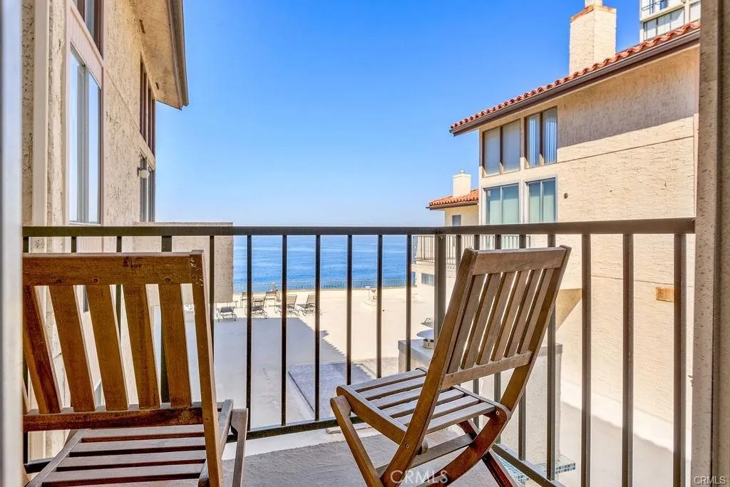 555 Esplanade Unit 418, Redondo Beach, CA 90277 - Main photo, Redondo Beach, CA