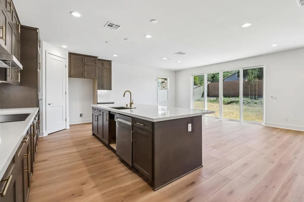 https://cdn.realtyfeed.com/cdn/127/306655098/64f0fd555289f571eab47923c473fed6.webp