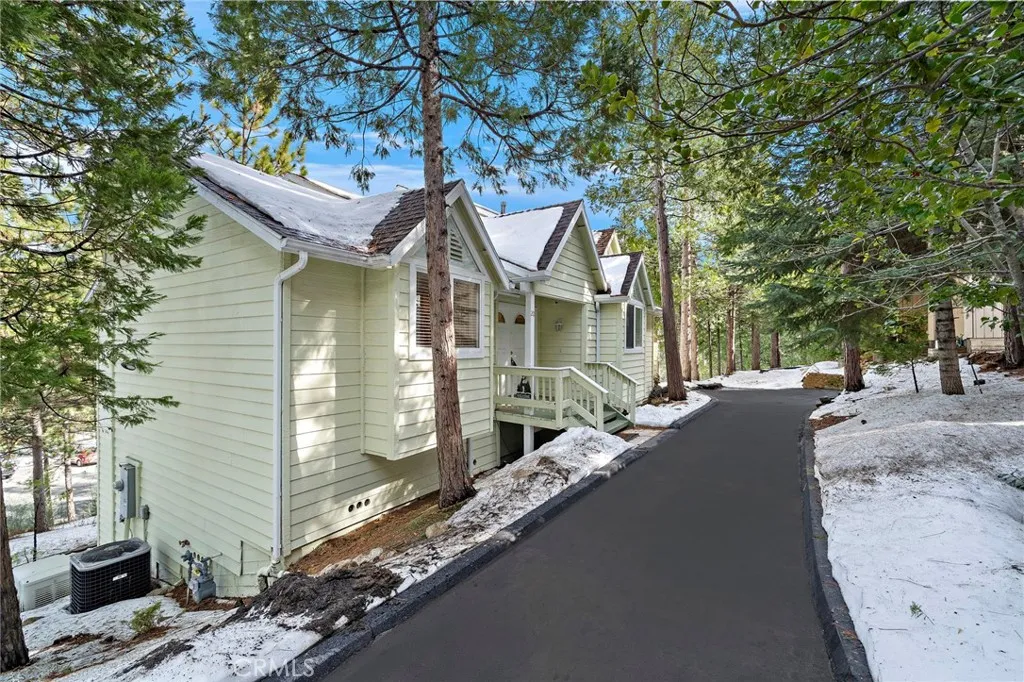 180 Grass Valley Unit 20, Lake Arrowhead, CA 92352 - Photo 3 of 50, Lake Arrowhead, CA