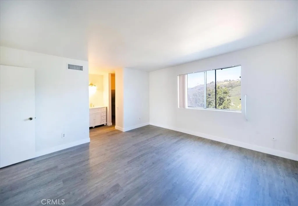 https://cdn.realtyfeed.com/cdn/127/306655829/3c74f9953543df3d8ba4b38be80f7d5a.webp
