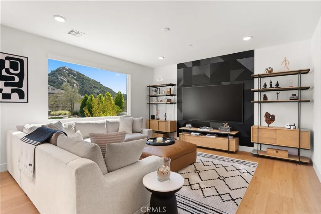 https://cdn.realtyfeed.com/cdn/127/306655936/235f18a61c6b346575767556bcb68ce5.webp