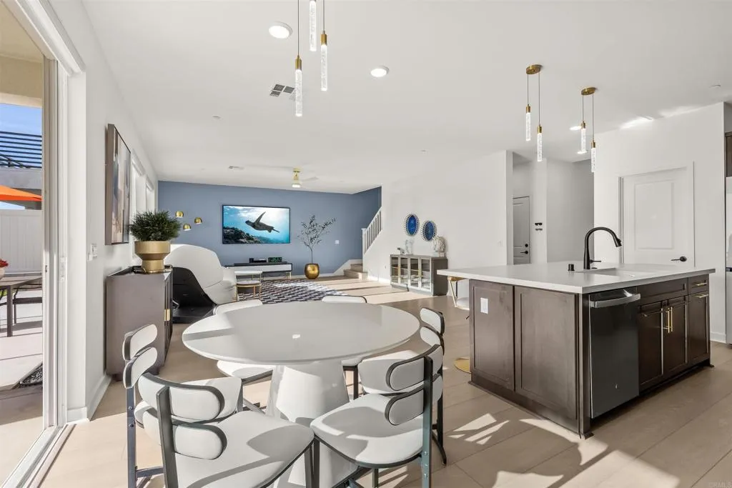 https://cdn.realtyfeed.com/cdn/127/306656417/6af8071d580765f189192751eb0bc849.webp