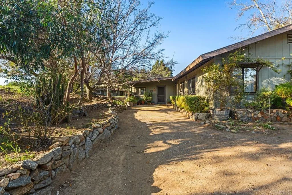 https://cdn.realtyfeed.com/cdn/127/306656466/35802be370e0440466f5c74377a27325.webp