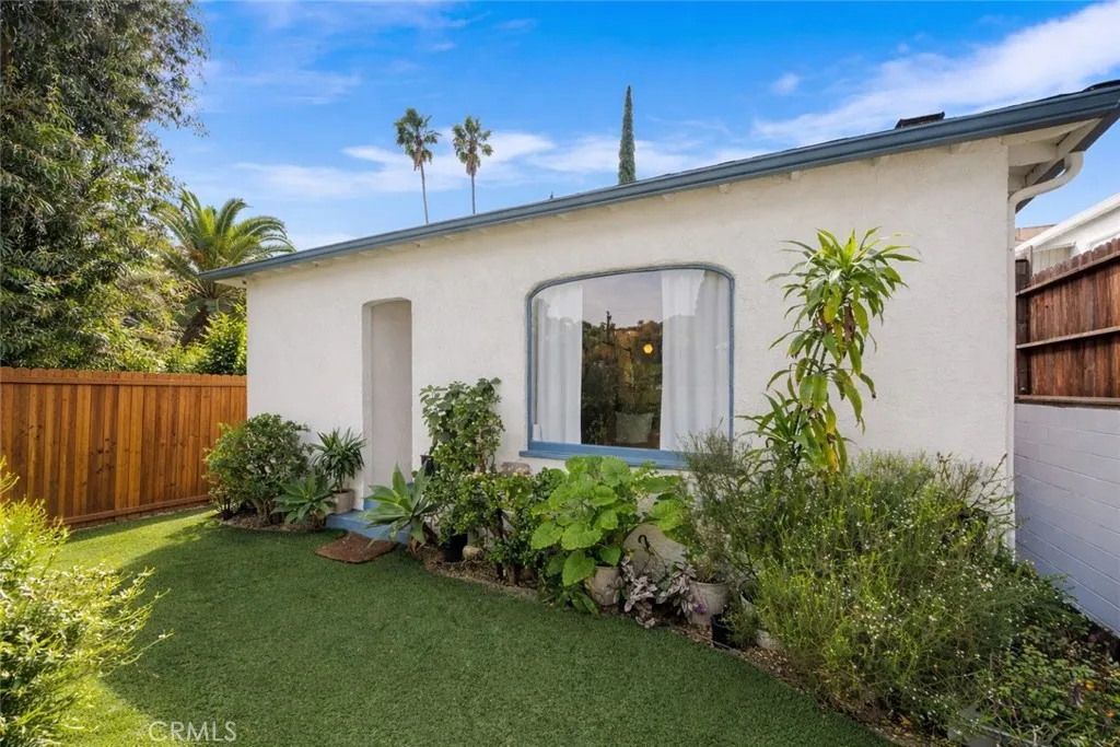 Los Angeles, CA 90068