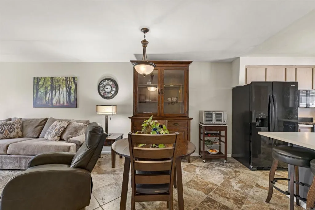 https://cdn.realtyfeed.com/cdn/127/306657131/31e01597b3587f8836b491034204a5ab.webp
