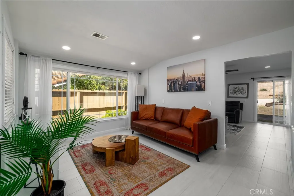 https://cdn.realtyfeed.com/cdn/127/306657197/5b9ae4b664aa52f97d100c3afdef55fe.webp