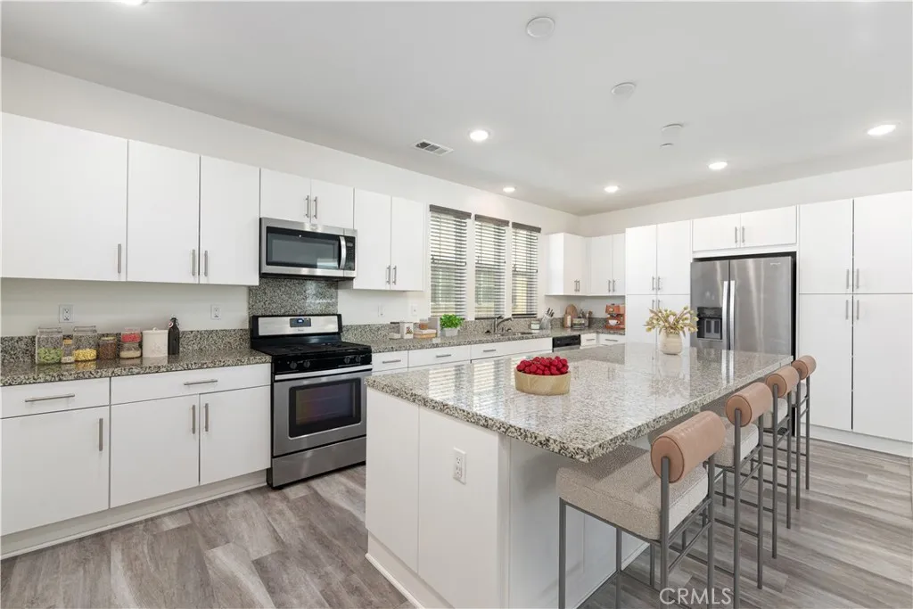 https://cdn.realtyfeed.com/cdn/127/306657468/7ec1a5eaa60ec82e4bb8edddf8ffb874.webp