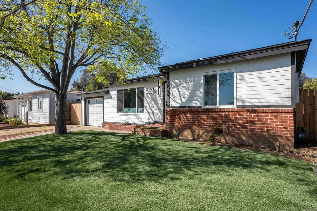https://cdn.realtyfeed.com/cdn/127/306657750/f229e2943c0faa6b75372bf56556aa11.webp