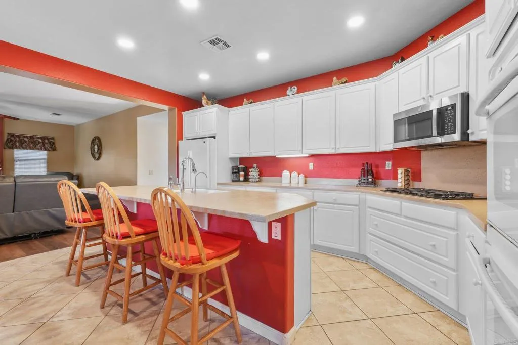 https://cdn.realtyfeed.com/cdn/127/306658178/bb00669bee958c5993bb9c0c3192405a.webp