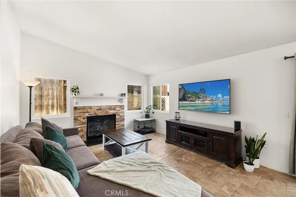 https://cdn.realtyfeed.com/cdn/127/306658512/3e52b55c5d3581ada785696716196335.webp