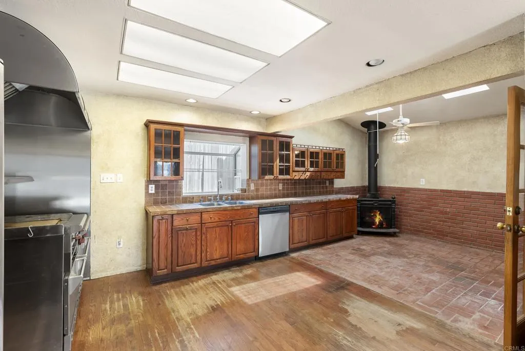 https://cdn.realtyfeed.com/cdn/127/306658875/87ca0ebfaac51c69d3d517aaf8b38492.webp