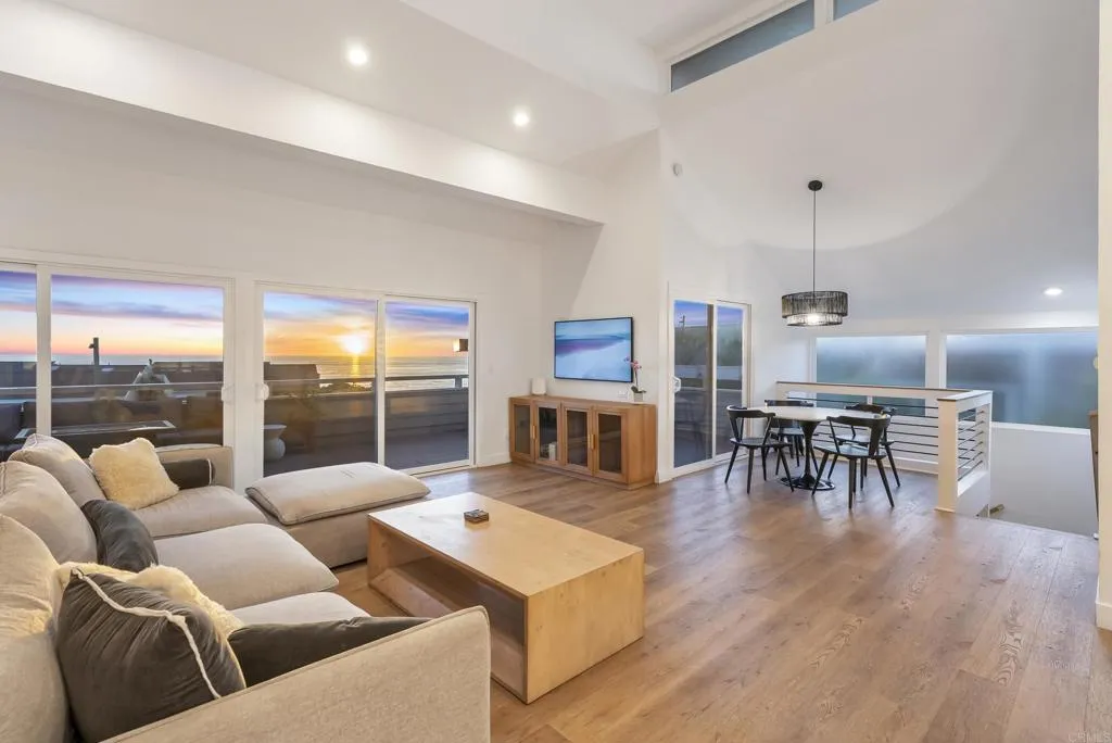 Browse active condo listings in LEUCADIA