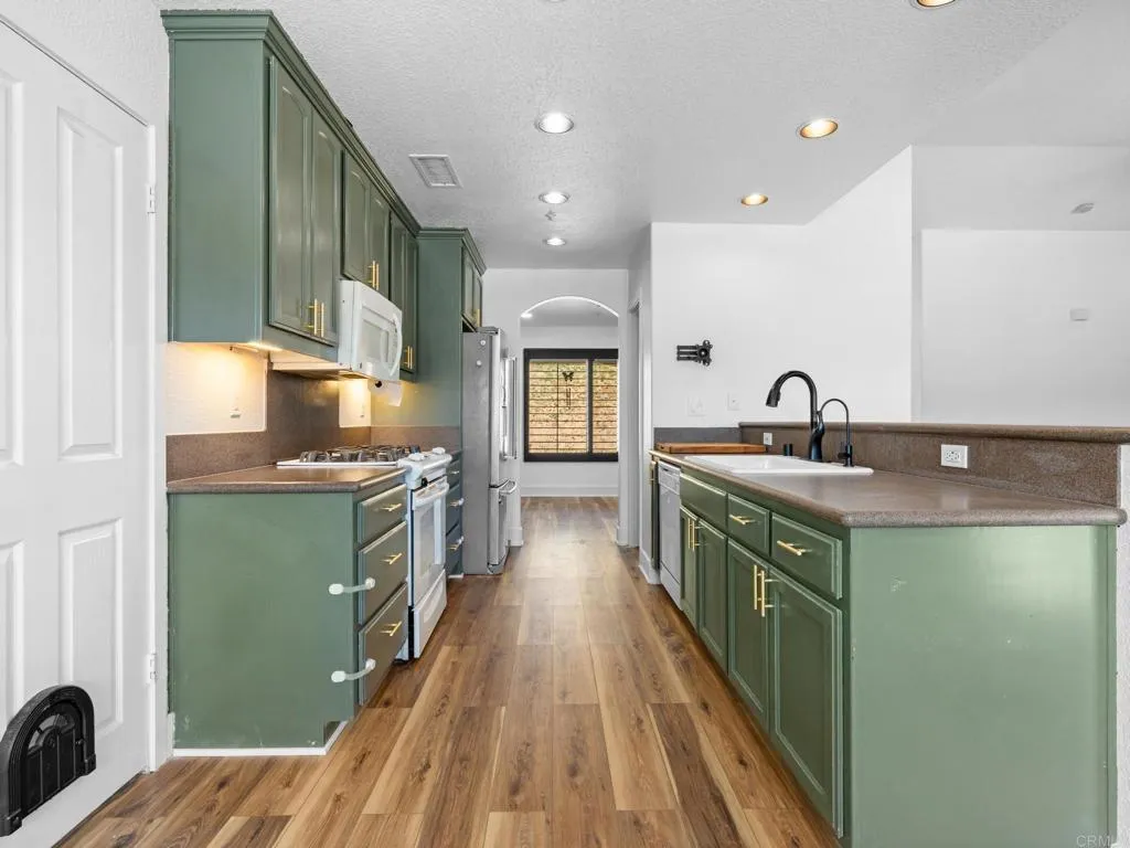 https://cdn.realtyfeed.com/cdn/127/306659865/400185698d542fcb4359bdb9893f4586.webp