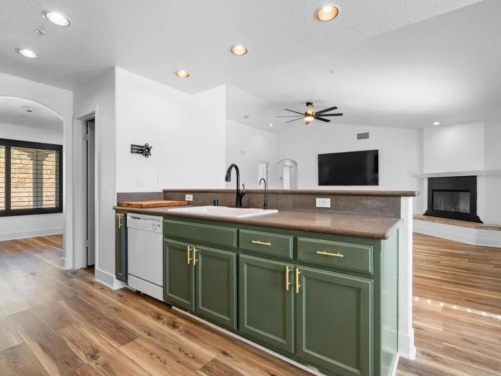 https://cdn.realtyfeed.com/cdn/127/306659865/da156baf67d2527afb1ad92521aaaa04.webp