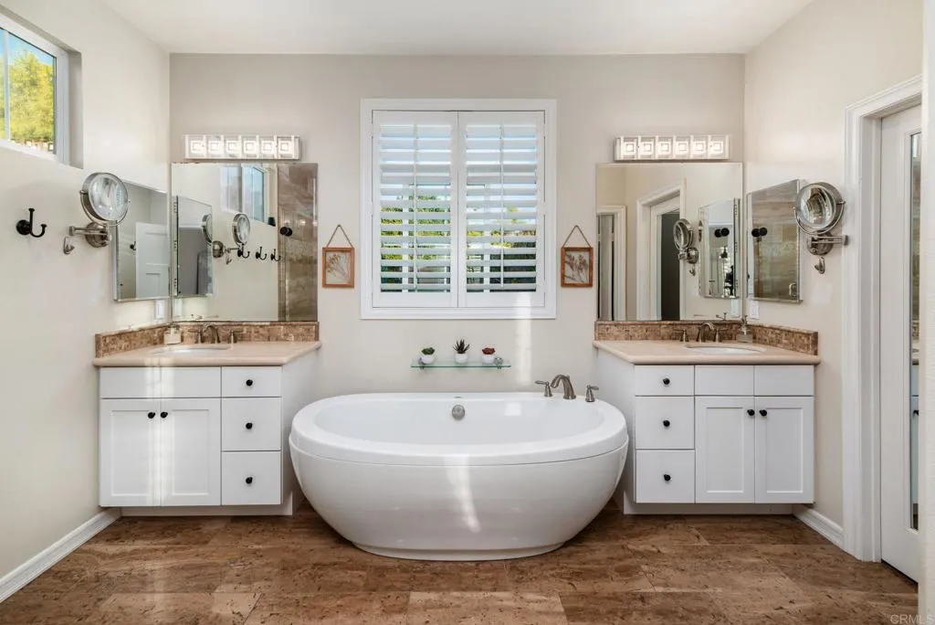 https://cdn.realtyfeed.com/cdn/127/306659868/632f30d428adb8345565a562c7fe7f49.webp