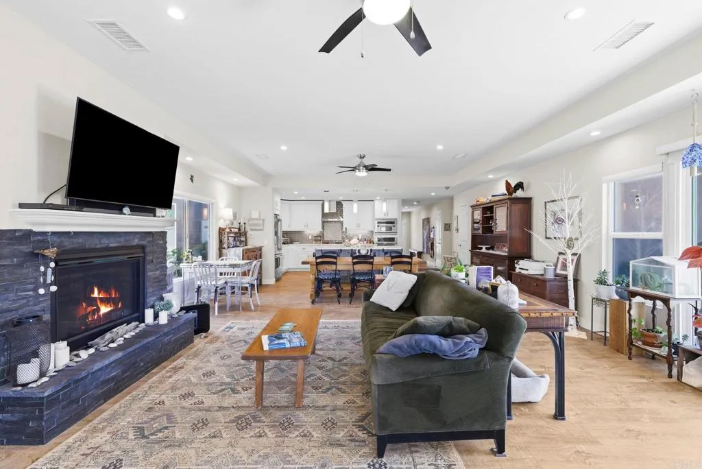 https://cdn.realtyfeed.com/cdn/127/306660307/99ef9579772bddea0a2659362ec05bd1.webp