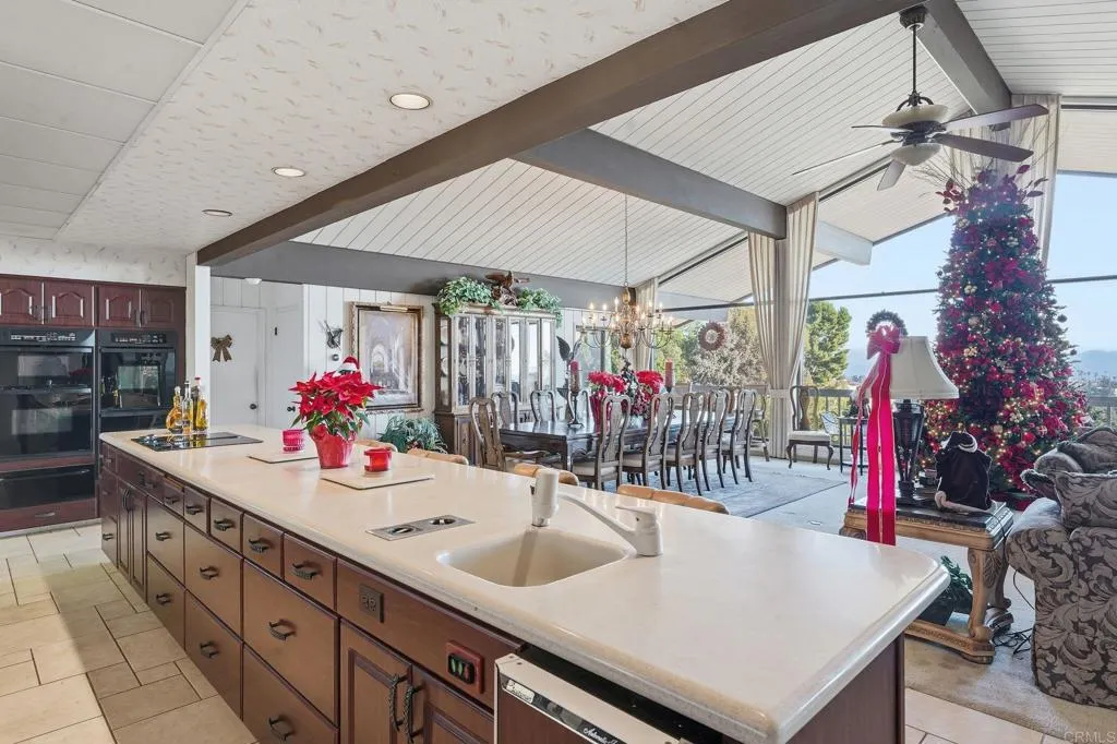 https://cdn.realtyfeed.com/cdn/127/306660336/f604985feb7364b87c93aba2b10972c6.webp