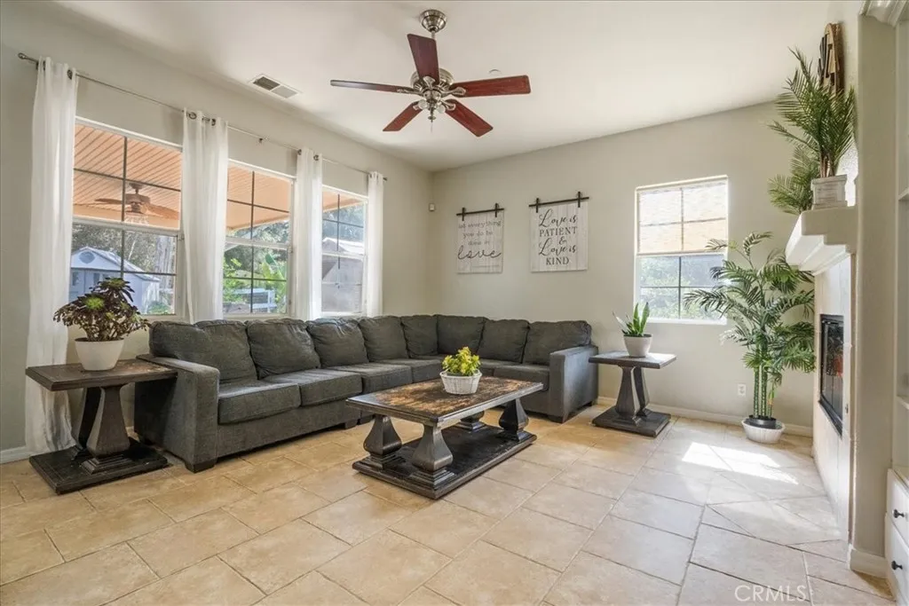 https://cdn.realtyfeed.com/cdn/127/306661517/0899887ec7b911d294af264c534977b9.webp