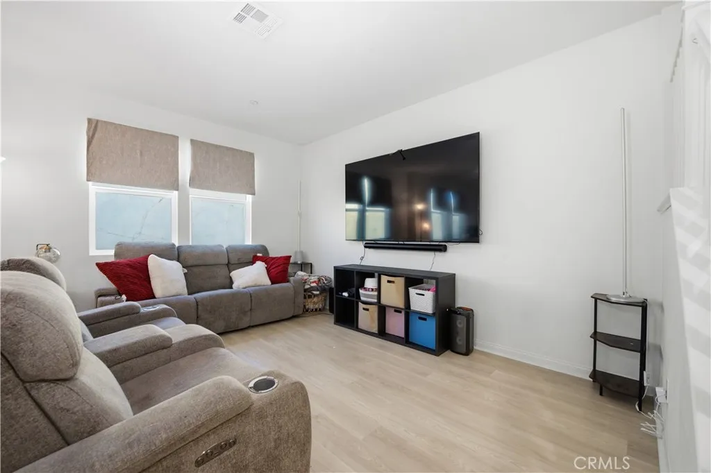 https://cdn.realtyfeed.com/cdn/127/306661885/c7816f5e2e2e39f5f332ef1492c15ab2.webp