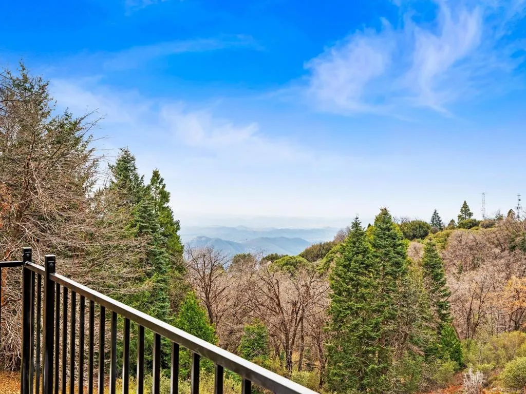 https://cdn.realtyfeed.com/cdn/127/306662105/72f93af75af5007f0d44d6c72f5f5b51.webp