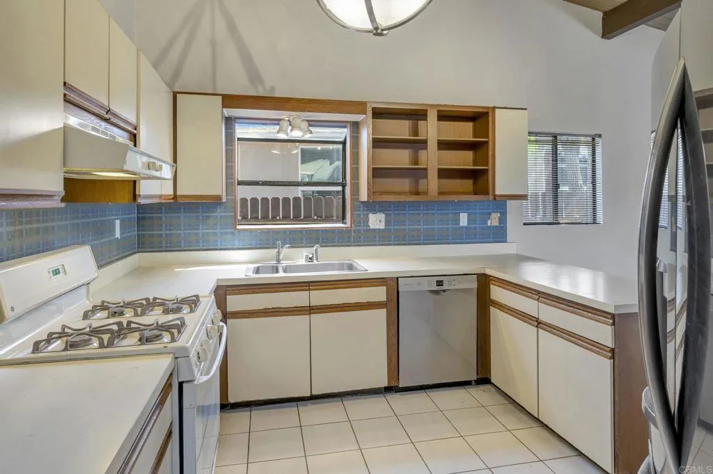 https://cdn.realtyfeed.com/cdn/127/306663090/ee64ce9c45bb2cd7c9e542760bcfd2ae.webp