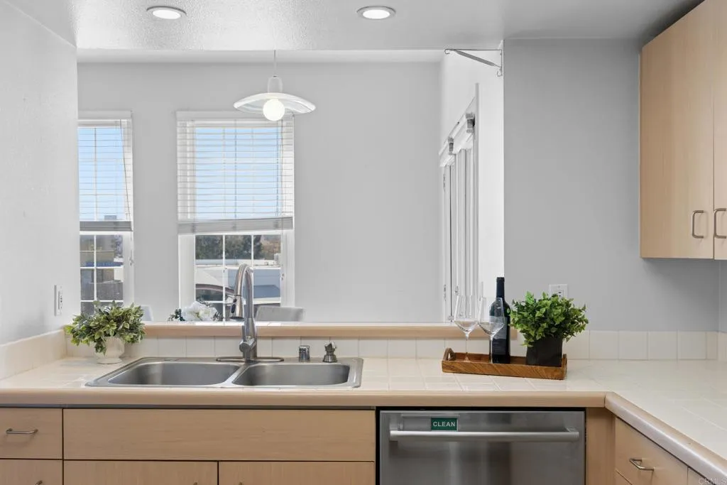https://cdn.realtyfeed.com/cdn/127/306663410/6426c7a3b95fbf337673bb9d91401d33.webp