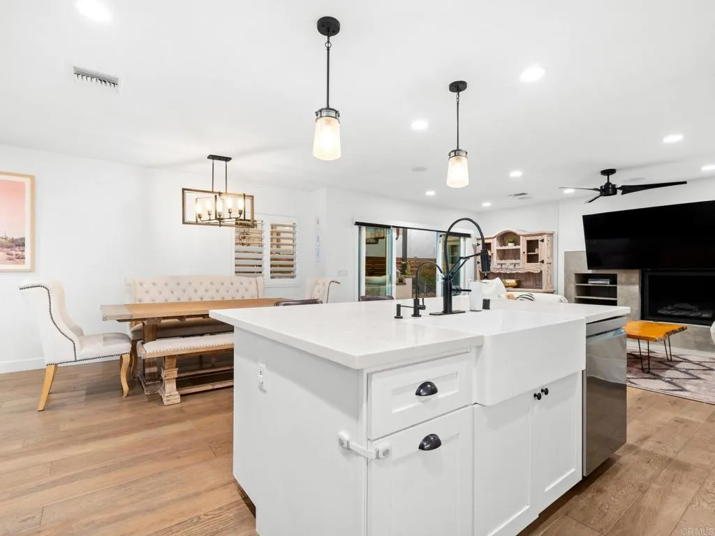 https://cdn.realtyfeed.com/cdn/127/306663542/15f9831376f2fe87ac2257f11972abde.webp