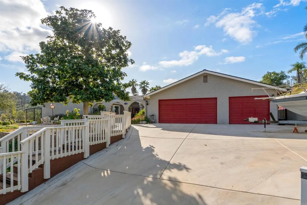 https://cdn.realtyfeed.com/cdn/127/306663875/333bf4725ca2773aaa01251debfaaade.webp
