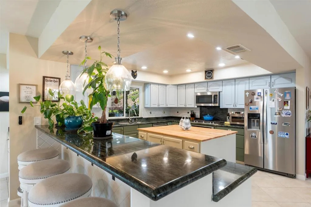 https://cdn.realtyfeed.com/cdn/127/306663875/79d36edb30f6532785c9ad6154d60a2f.webp
