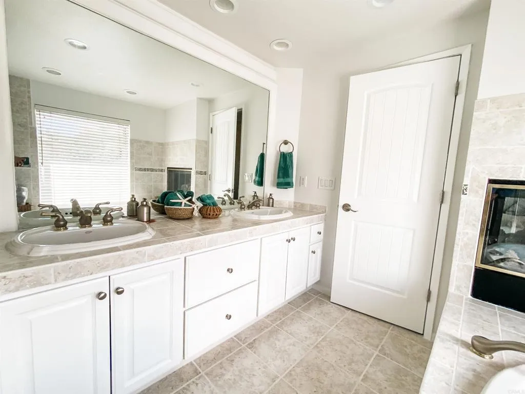 https://cdn.realtyfeed.com/cdn/127/306664447/44569b2f3d5cb328475a42a3dc8744bd.webp