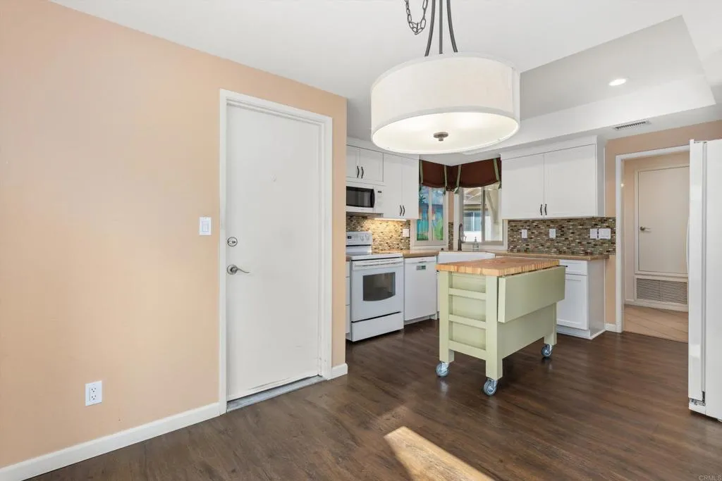 https://cdn.realtyfeed.com/cdn/127/306664619/b08999ddfb3bf1050385344c169cf62d.webp
